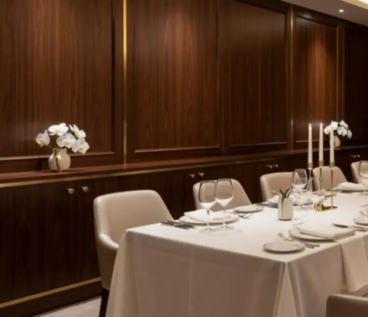 VIP privát rendezvényterem elegáns terítéssel és hangulatos megvilágítással
